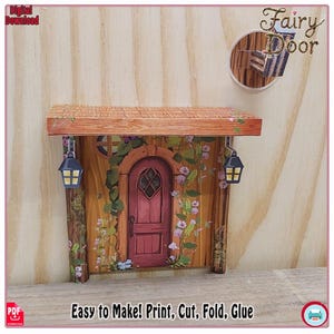 Op de afbeelding: Een miniatuur feeëndeur met een rode deur, houten frame en een bruin dak. De deur is versierd met wijnranken en bloemen. De tekst "Fairy Door" staat bovenaan en "Easy to Make! Print, Cut, Fold, Glue" onderaan.