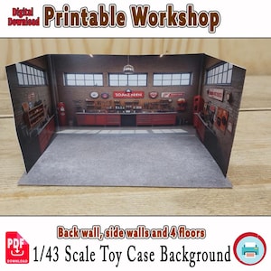 Puede incluir: Fondo de caja de juguetes de taller imprimible. El diseño presenta una escena de garaje con paredes de ladrillo, armarios de herramientas rojos y varias herramientas. Incluye el texto "Printable Workshop" y "1/43 Scale Toy Case Background".