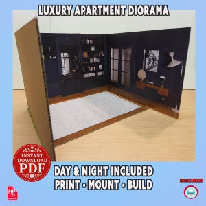 Könnte beinhalten: Ein Luxus-Apartment-Diorama-Set mit einer gedruckten Innenszene mit dunkelblauen Wänden, Bücherregalen, einem Schreibtisch und einem weißen Teppich. Der Text lautet LUXURY APARTMENT DIORAMA, INSTANT DOWNLOAD PDF, DAY & NIGHT INCLUDED, PRINT MOUNT BUILD, DIGITAL DOWNLOAD.