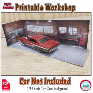 Könnte beinhalten: Ein rotes Spielzeugauto steht in einem 1:64-Maßstab-Spielzeugkasten-Hintergrund. Der Hintergrund ist eine druckbare Werkstattszene mit Ziegelmauern, Fenstern und Werkzeugen. Der Text "Printable Workshop" und "Car Not Included" sind sichtbar.