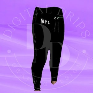 Puede incluir: Pantalones deportivos negros con las letras "MPS" en blanco en la parte superior de la espalda. Los pantalones tienen un cordón y un detalle de rayas verdes y rojas. Los pantalones se muestran sobre un fondo púrpura.