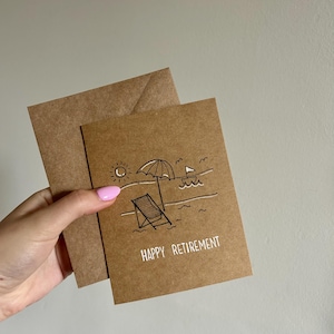 Carte de retraite heureuse | Carte de retraite sur le thème de la plage | Design de plage minimaliste | Collègue, patron, papa | Papier kraft | Carte de voeux faite main