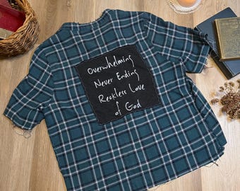 Chemise en flanelle à carreaux recyclée | Graphique « L'amour imprudent de Dieu » | Chemise boutonnée à bords bruts effet vieilli