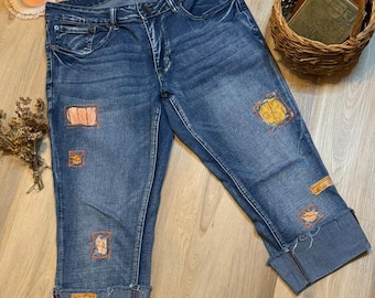 Jean effet vieilli recyclé, raccommodage visible, patchwork rouille, jean cottagecore à revers, jambe droite retravaillée en denim