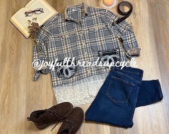 Chemise en flanelle à carreaux recyclée avec poches en denim, ourlet en dentelle et détails vieillis - Tunique cottagecore rustique