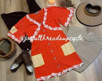 Tunique upcyclée boutonnée, haut cottagecore vintage avec dentelle et poches fleuries