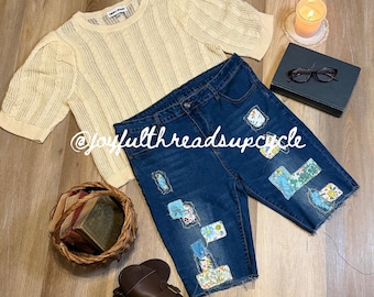 Short en denim recyclé, short festival en patchwork de fleurs avec ourlet effet vieilli