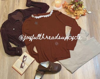 Pull brodé recyclé avec col en dentelle - Charm Cottagecore d'inspiration vintage