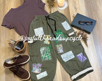 Pantalon cargo artistique recyclé | Pantalon artistique pour collages de journaux | Patchwork bohème peint à la main avec dentelle au crochet