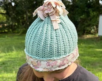 Bonnet vert menthe crocheté à la main avec bordure florale recyclée et pompon décoiffé - Bonnet douillet Cottagecore
