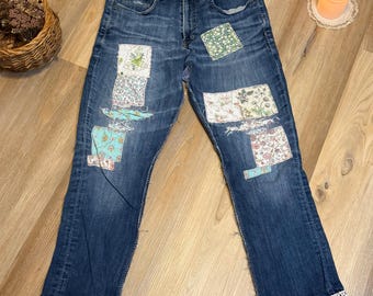 Jeans recyclés recyclés, denim cottagecore patchwork, réparation visible, effet vieilli folk bohème, unique en son genre