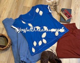 Haut recyclé bleu feuille avec motif liane, manches au crochet vintage, pièce unique en son genre fait main