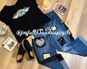 Jean en patchwork recyclé avec empiècements en denim noir, accents floraux et poches en forme de cœur Unique en son genre