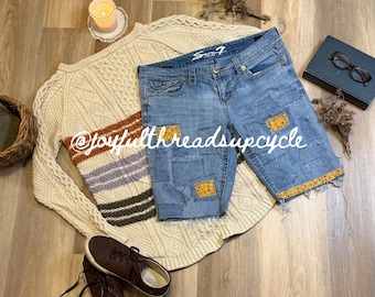 Short en denim usé recyclé | Patchwork fait main avec empreintes de pattes jaunes | Jean grunge recyclé