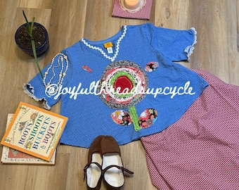 Chemise artistique à fleurs artistiques faite main avec appliqués bruts recyclés | Haut en patchwork avec motif Rick-Rack et bordure en dentelle