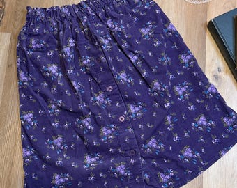Jupe fleurie violette en velours côtelé recyclée | Devant boutonné | Cottagecore mignonne