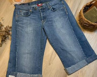 Jean court upcyclé large, denim patchwork retravaillé, jupe-culotte bohème effet vieilli