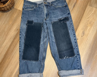 Jean boyfriend recyclé, coupe ample en patchwork, raccommodage visible, denim vieilli avec bords bruts