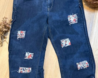 Jean recyclé à empiècements floraux, effet vieilli cottagecore, jeans de raccommodage visible retravaillé, denim raccourci à revers