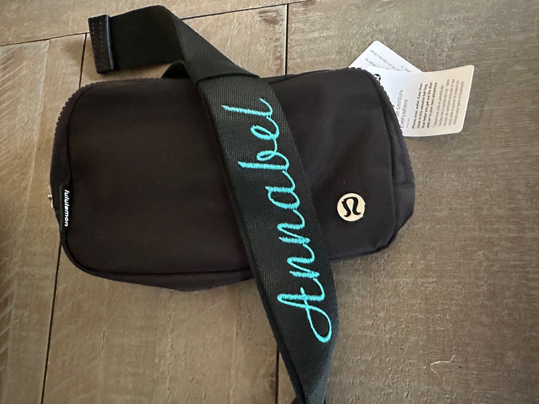 【lululemon】Everywhere belt bag バッグ型 ロゴ キーホルダー Lululemon Everywhere Belt Bag White Opal with Silver