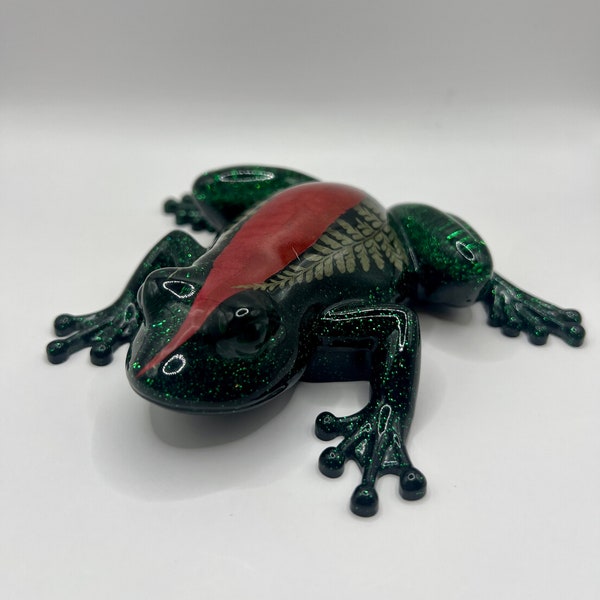 Black and green epoxy resin Frog with dried leaves