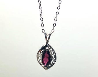 Pendentif marquise grenat sang de pigeon en argent sterling