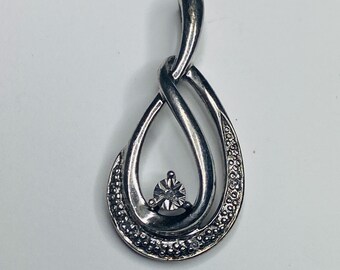 Pendentif en argent sterling entrelacé accent diamants