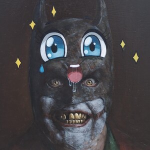 Può includere: Dipinto a olio di una persona che indossa una maschera scura con grandi occhi in stile anime e orecchie da coniglio. La maschera ha un bicchiere di vino che gocciola dal naso. La persona sorride, rivelando i denti. Forme di stelle gialle sullo sfondo.