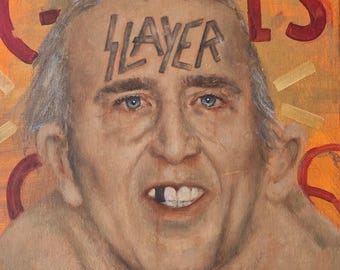 Puede incluir: Retrato al óleo de una persona con la palabra "SLAYER" pintada en la frente. La persona tiene ojos azules y un diente perdido. El fondo es naranja con la palabra "GIRLS" en rojo.