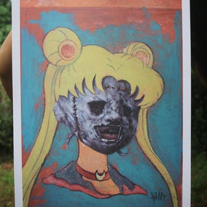 Può includere: Una stampa colorata di un personaggio di Sailor Moon con un viso cucito. La stampa è su sfondo bianco e ha il testo "Sailor Face" e "13/12" nell'angolo in basso a sinistra. La stampa è firmata nell'angolo in basso a destra.