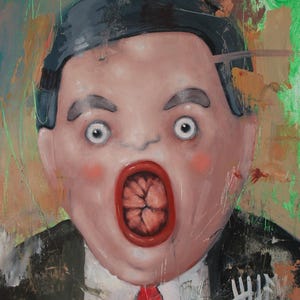 Könnte beinhalten: Ein Gemälde eines Mannes mit einem großen, weit geöffneten Mund, der ein fleischiges Inneres in Rosa und Rot zeigt. Er trägt einen dunklen Anzug mit einer roten Krawatte und einem weißen Hemd. Der Hintergrund ist ein Mix aus grüner, brauner und weißer Farbe.