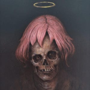 Könnte beinhalten: Ölgemälde eines Schädels mit rosa Haaren und einem goldenen Heiligenschein vor dunklem Hintergrund. Das Gemälde zeigt Zähne und Augenhöhlen. Das Kunstwerk hat ein surreales und gotisches Thema.