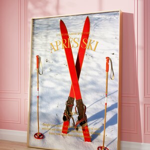 K&ouml;nnte beinhalten: Ein Vintage-Poster mit einem roten und gelben Ski-Design. Das Poster tr&auml;gt den Text "A Guide for Winter Sport Fans" und "Apr&egrave;s Ski" in goldenen Lettern. Das Poster enth&auml;lt auch das Datum "11.2023" und den Text "Genie&szlig;en Sie Ihr Abenteuer mit einer Reihe von sozialen Aktivit&auml;ten und Unterhaltung, die einem Skitag folgen. Genie&szlig;en Sie Ihre Happy Hour in den Bergen."