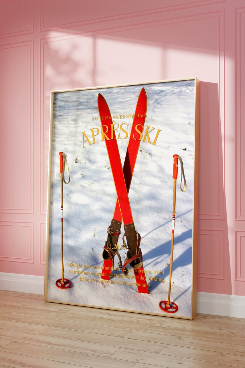 K&ouml;nnte beinhalten: Ein Vintage-Poster mit einem roten und gelben Ski-Design. Das Poster tr&auml;gt den Text "A Guide for Winter Sport Fans" und "Apr&egrave;s Ski" in goldenen Lettern. Das Poster enth&auml;lt auch das Datum "11.2023" und den Text "Genie&szlig;en Sie Ihr Abenteuer mit einer Reihe von sozialen Aktivit&auml;ten und Unterhaltung, die einem Skitag folgen. Genie&szlig;en Sie Ihre Happy Hour in den Bergen."