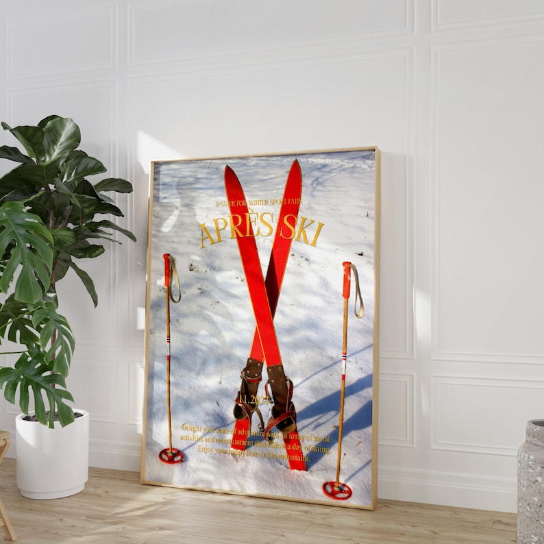 K&ouml;nnte beinhalten: Ein Vintage-Poster mit einem roten und wei&szlig;en Skimuster. Das Poster tr&auml;gt den Text "A Guide for Winter Sport Lovers" und "Apr&egrave;s Ski" in goldenen Lettern. Das Poster ist in einem Holzrahmen gerahmt.