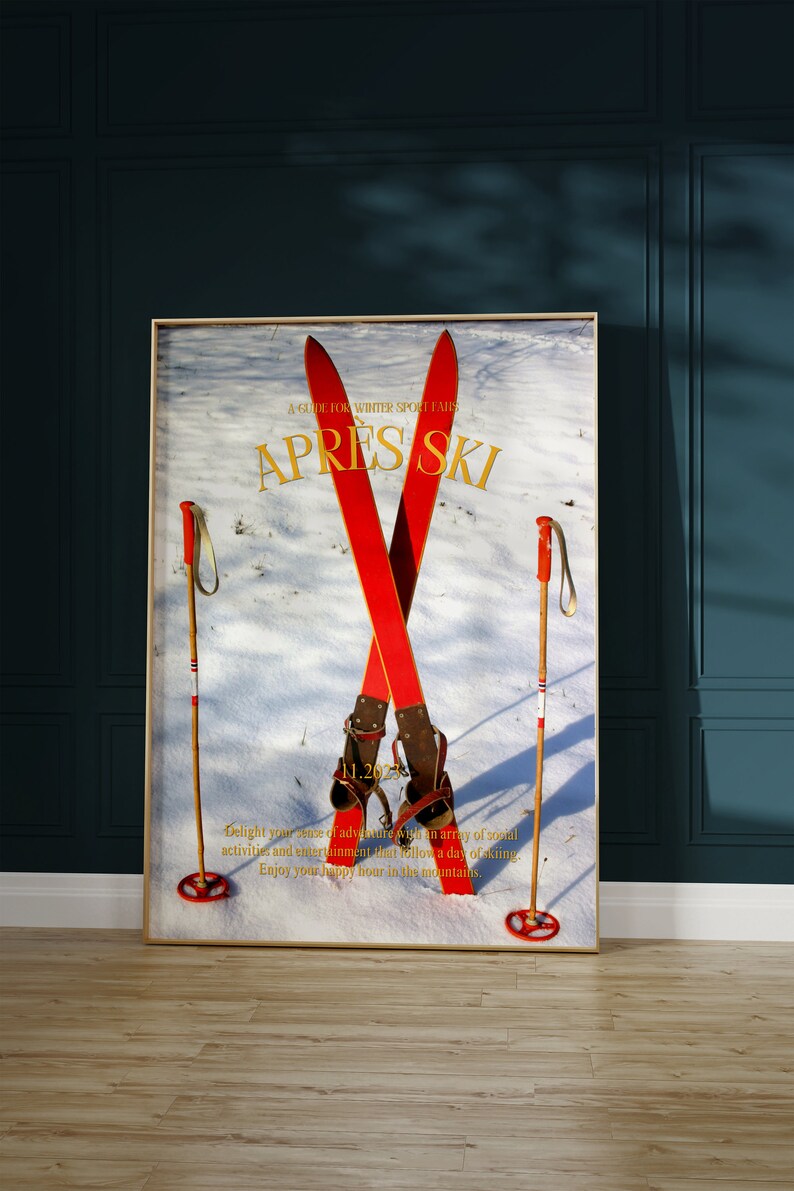 K&ouml;nnte beinhalten: Ein Vintage-Poster mit dem Text "A Guide to Winter Sport Fairs APRES SKI" in goldenen Buchstaben. Das Poster zeigt ein Paar rote Ski, die &uuml;bereinander gekreuzt sind, mit Skist&ouml;cken auf beiden Seiten. Der Hintergrund ist eine Schneelandschaft.
