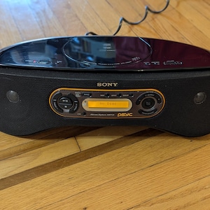 Sony ZS-Sn10 Psyc Boombox / Radio AM/FM, Reproductor de CD y MP3 / Reproducción Atrac3plus / Estéreo retro portátil / Entrada auxiliar / Funcionamiento comprobado / Principios de la década del 2000