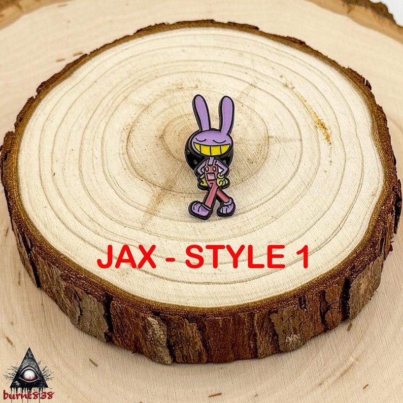 Puede incluir: Un pin de conejo morado con una sonrisa amarilla y un peto rosa. El pin est&aacute; sobre una rodaja de madera con el texto "JAX - STYLE 1". El personaje de dibujos animados tiene zapatos negros y una mochila negra.