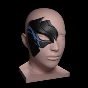 Puede incluir: Un busto de yeso con una máscara negra y azul de diseño único que cubre un ojo.