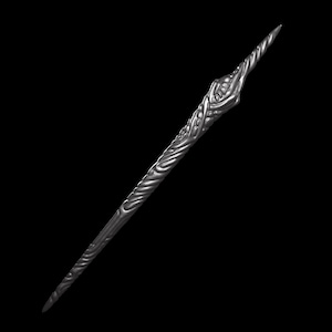 Puede incluir: Una varita plateada ornamentada con una punta afilada. Presenta intrincados patrones arremolinados a lo largo de su longitud y un mango texturizado y detallado. El fondo negro resalta el diseño de la varita. Mide unos 30 cm.