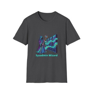 Può includere: T-shirt grigio scuro con una grafica di un mago in abiti viola e blu che tiene un bastone, di fronte a un rack di server. Il testo "Sysadmin Wizard" è sotto.