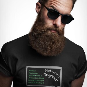 Maglietta da ingegnere di rete con design CLI e grafica a riga di comando, ideale come regalo unisex per ingegneri di rete, professionisti IT e amministratori di sistema.