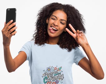 Camiseta unisex Powered by Curiosity, camiseta gráfica de ciencia de cohetes y flores, camiseta de fusión de exploración espacial, STEM y naturaleza. Regalo ideal.