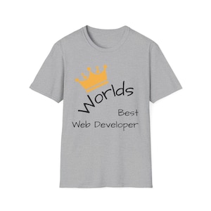 Könnte beinhalten: Hellgraues T-Shirt mit goldener Krone und dem schwarzen Schriftzug "Worlds Best Web Developer". Das T-Shirt hat einen Rundhalsausschnitt und kurze Ärmel.