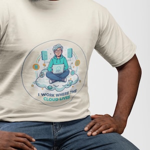 Molningenjör T-shirt, jag arbetar där molnet bor grafisk t-shirt, unisex nördig gåva för moln- och DevOps-ingenjörer