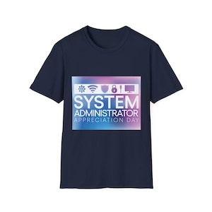 Könnte beinhalten: Marineblaues T-Shirt mit der Aufschrift "SYSTEM ADMINISTRATOR APPRECIATION DAY". Das Design enthält computerbezogene Symbole und einen farbigen Hintergrundverlauf.