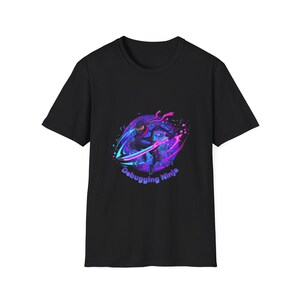 Könnte beinhalten: Schwarzes T-Shirt mit einer dynamischen Grafik eines Ninjas, umgeben von neonblauen und -violetten Energieblitzen. Der Text "Debugging Ninja" ist unter der Ninja-Illustration zu sehen.