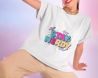 Camiseta unisex con estampado "Stay Nerdy", diseño retro científico colorido, regalo ideal para programadores, gamers y amantes de la cultura geek.