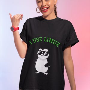 Camiseta "Uso Linux Penguin", camiseta con estampado tecnológico genial para geeks, regalo unisex para usuarios de Linux, desarrolladores y fanáticos del código abierto.