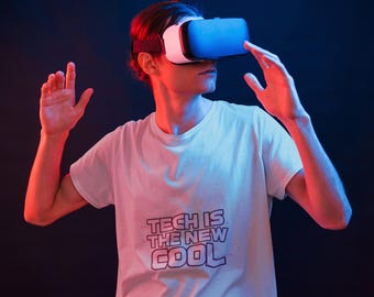 Camiseta unisex "Tech Is The New Cool", camiseta minimalista de estilo retro con texto en bloques, regalo ideal para programadores, desarrolladores y geeks.